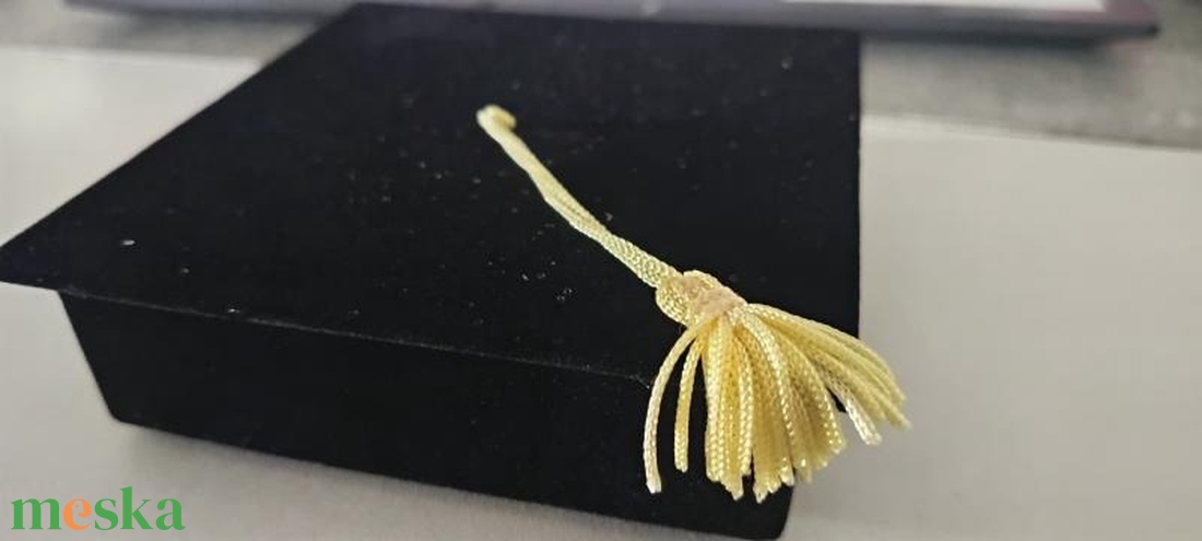 Bársony papírdoboz ballagási sapi 12x4cm ékszertartó (Ballagás) - otthon & életmód - papír, írószer - ajándékozás kellékei - pénzátadó doboz - Meska.hu Bársony papírdoboz ballagási sapi 12x4cm ékszertartó (Ballagás) - otthon & életmód - papír, írószer - ajándékozás kellékei - pénzátadó doboz - Meska.hu