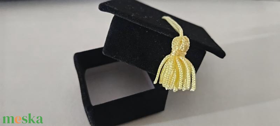 Bársony papírdoboz ballagási sapi 2,5x6cm ékszertartó (Ballagás) - otthon & életmód - papír, írószer - ajándékozás kellékei - pénzátadó doboz - Meska.hu Bársony papírdoboz ballagási sapi 2,5x6cm ékszertartó (Ballagás) - otthon & életmód - papír, írószer - ajándékozás kellékei - pénzátadó doboz - Meska.hu