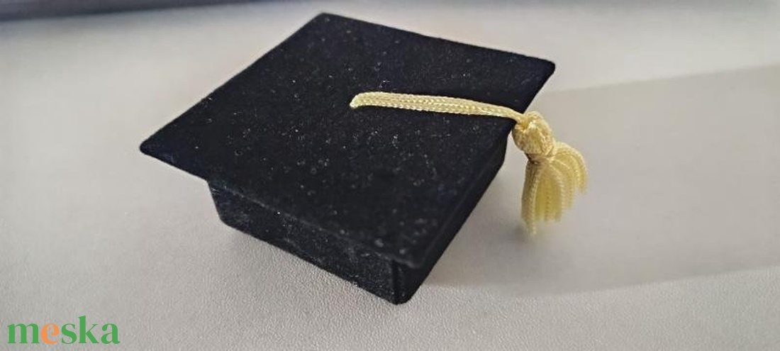Bársony papírdoboz ballagási sapi 2,5x6cm ékszertartó (Ballagás) - otthon & életmód - papír, írószer - ajándékozás kellékei - pénzátadó doboz - Meska.hu Bársony papírdoboz ballagási sapi 2,5x6cm ékszertartó (Ballagás) - otthon & életmód - papír, írószer - ajándékozás kellékei - pénzátadó doboz - Meska.hu