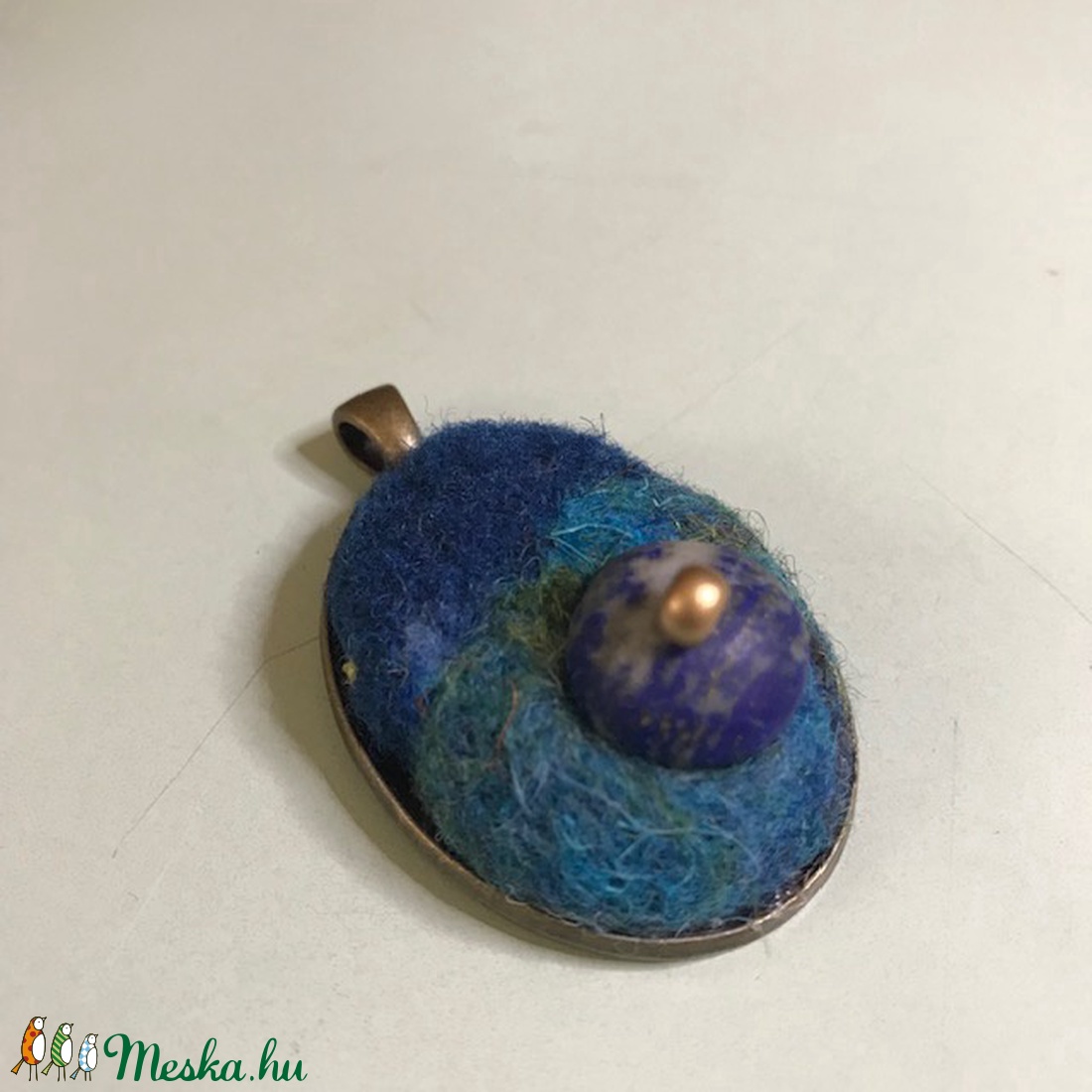 Gyapjú medál-lapis lasurival , filc üzenőlapon - ékszer - nyaklánc - medál - Meska.hu
