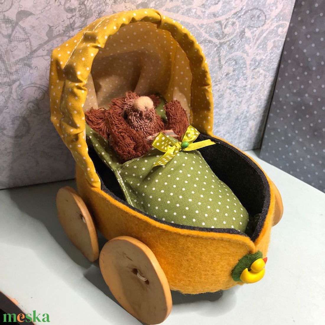 Kis mackó-filc babakocsiban - játék & sport - plüssállat & játékfigura - maci - Meska.hu Kis mackó-filc babakocsiban - játék & sport - plüssállat & játékfigura - maci - Meska.hu