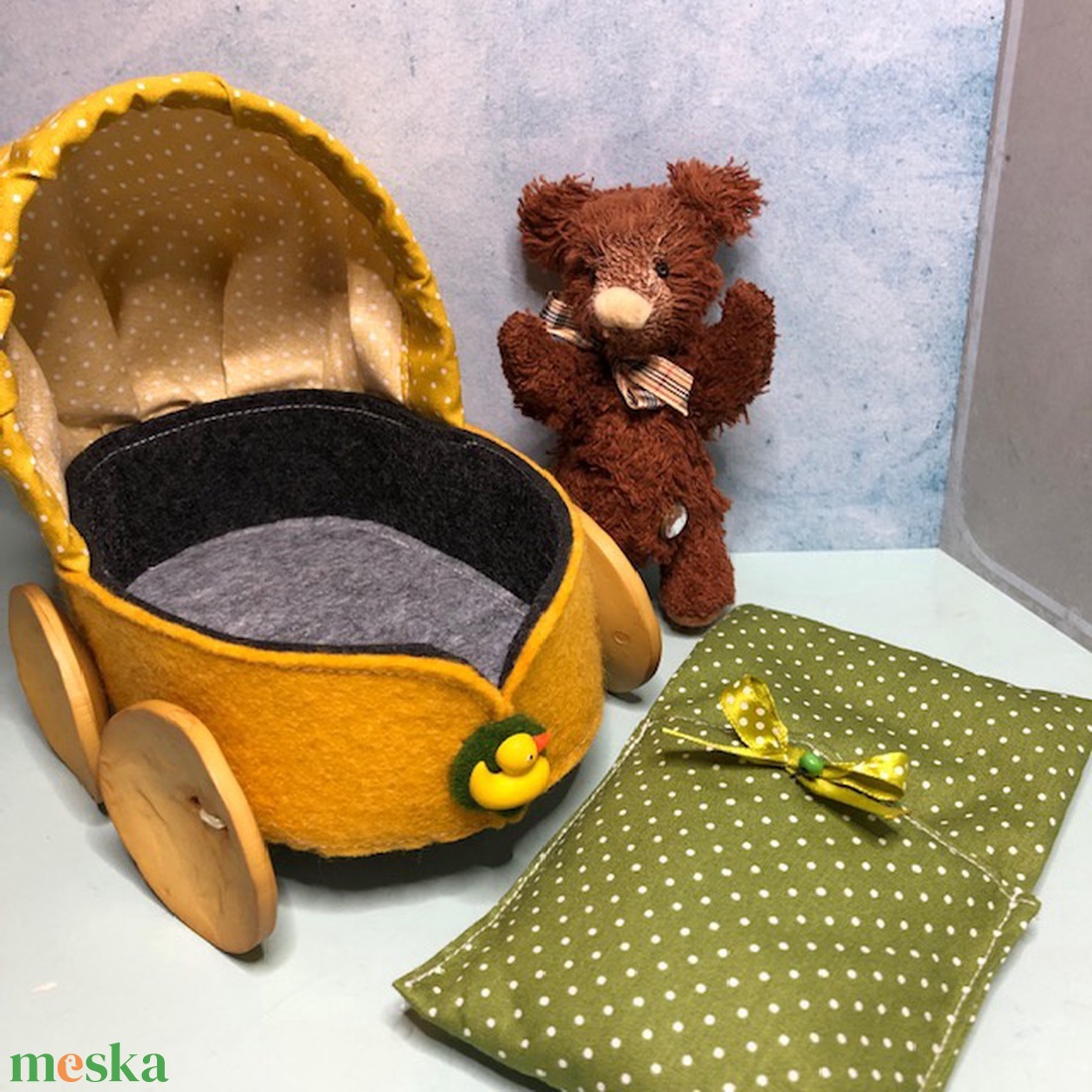 Kis mackó-filc babakocsiban - játék & sport - plüssállat & játékfigura - maci - Meska.hu Kis mackó-filc babakocsiban - játék & sport - plüssállat & játékfigura - maci - Meska.hu