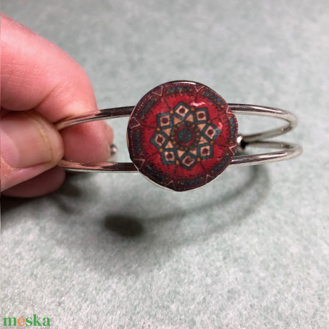 Mandala mintás, parafa betétes, ezüst színű, merev karkötő - ékszer - karkötő - kézfej karkötő - Meska.hu Mandala mintás, parafa betétes, ezüst színű, merev karkötő - ékszer - karkötő - kézfej karkötő - Meska.hu
