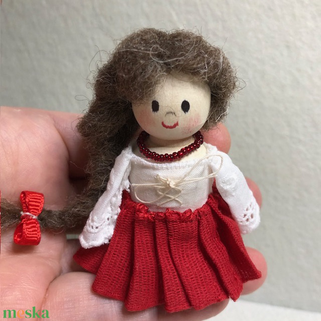 Népi ihletésű fababa pár - kellékek & szerszámok - dekorációs kellékek - figurák - Meska.hu