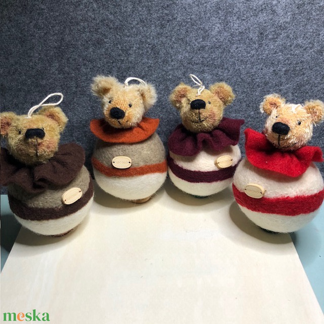 Színes gyapjú gombóc mackók - karácsony - karácsonyi lakásdekoráció - karácsonyfadíszek - Meska.hu