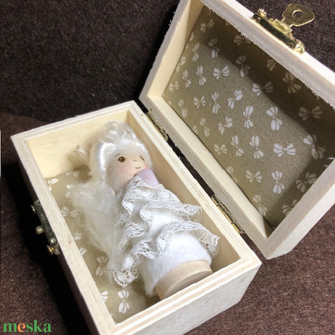 Csipke ruhás fababa-gravírozott díszdobozban - művészet - más művészeti ág - Meska.hu