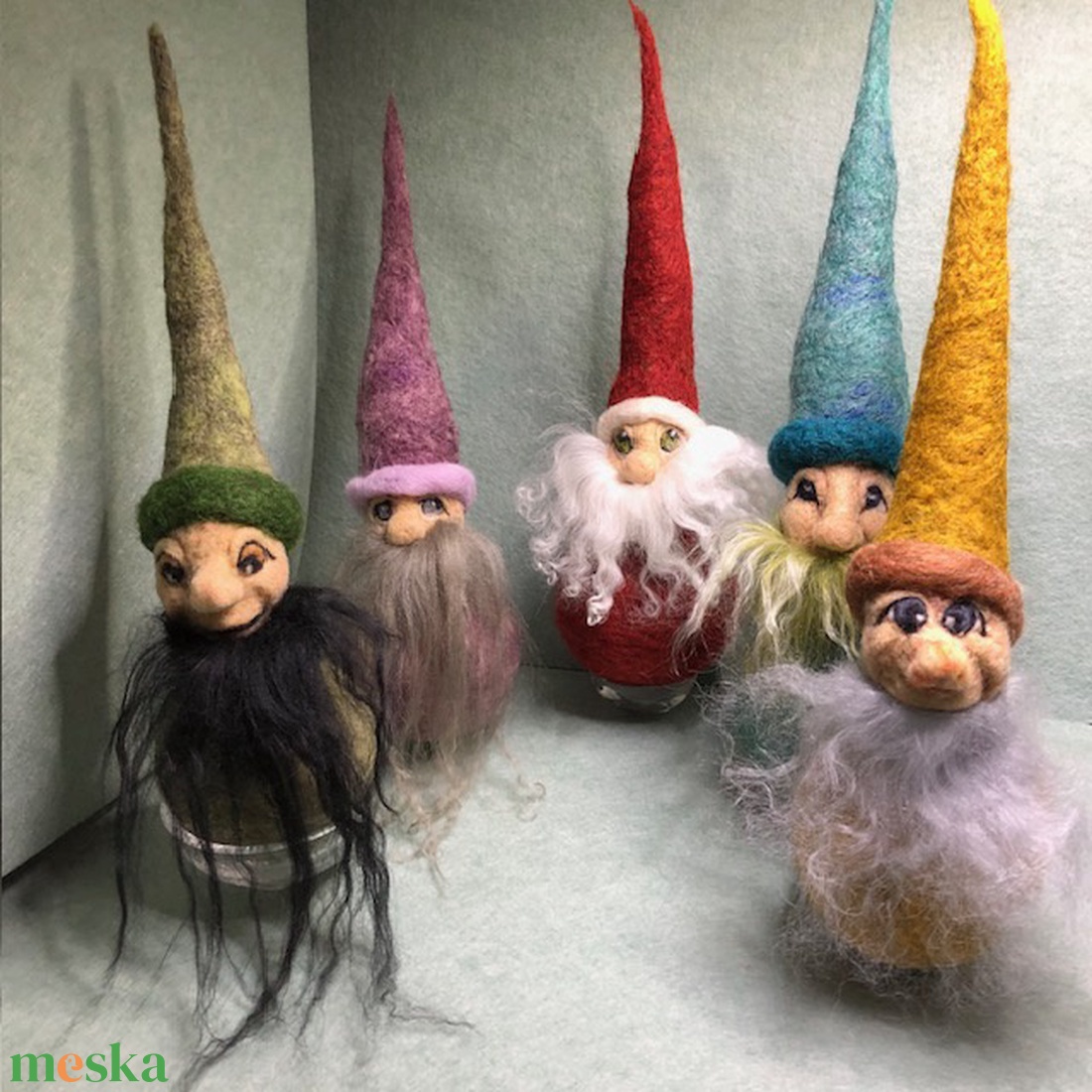 Mikulás és manói-csepp alakú, vicces, gyapjú karácsonyfadísz - karácsony - karácsonyi lakásdekoráció - karácsonyi manók, figurák - Meska.hu