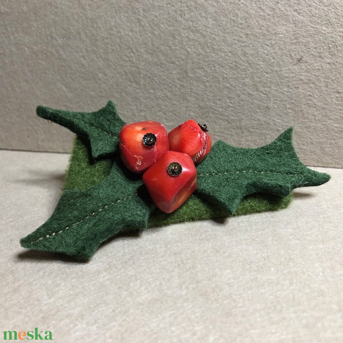 Karácsonyi magyalos hajcsat-filcből és korallból - ékszer - kitűző és bross - Meska.hu
