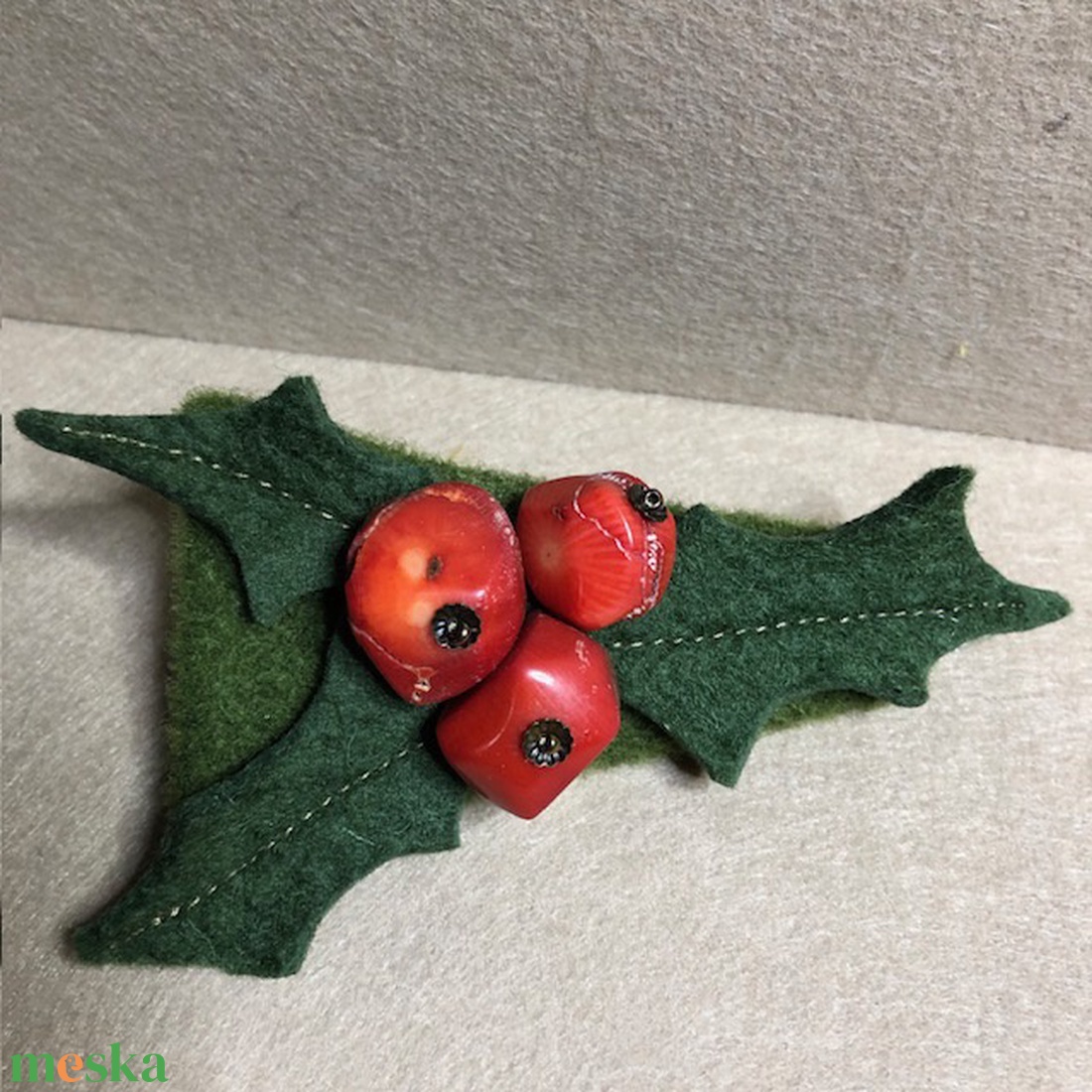 Karácsonyi magyalos hajcsat-filcből és korallból - ékszer - kitűző és bross - Meska.hu