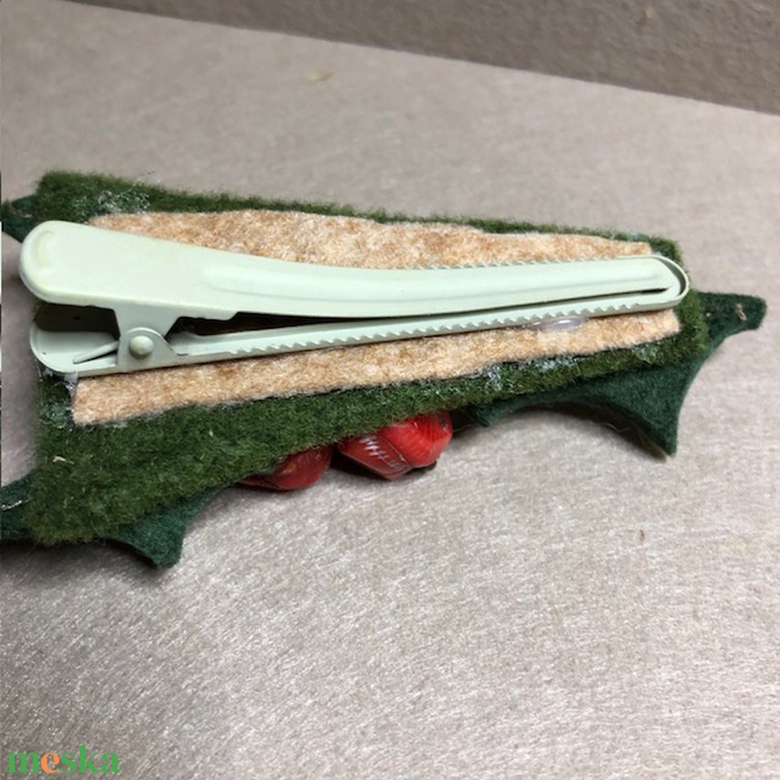 Karácsonyi magyalos hajcsat-filcből és korallból - ékszer - kitűző és bross - Meska.hu