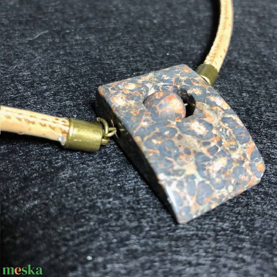 Vörös leopárd jáspis medál-golyóval, parafa zsinórral - ékszer - nyaklánc - hosszú nyaklánc - Meska.hu