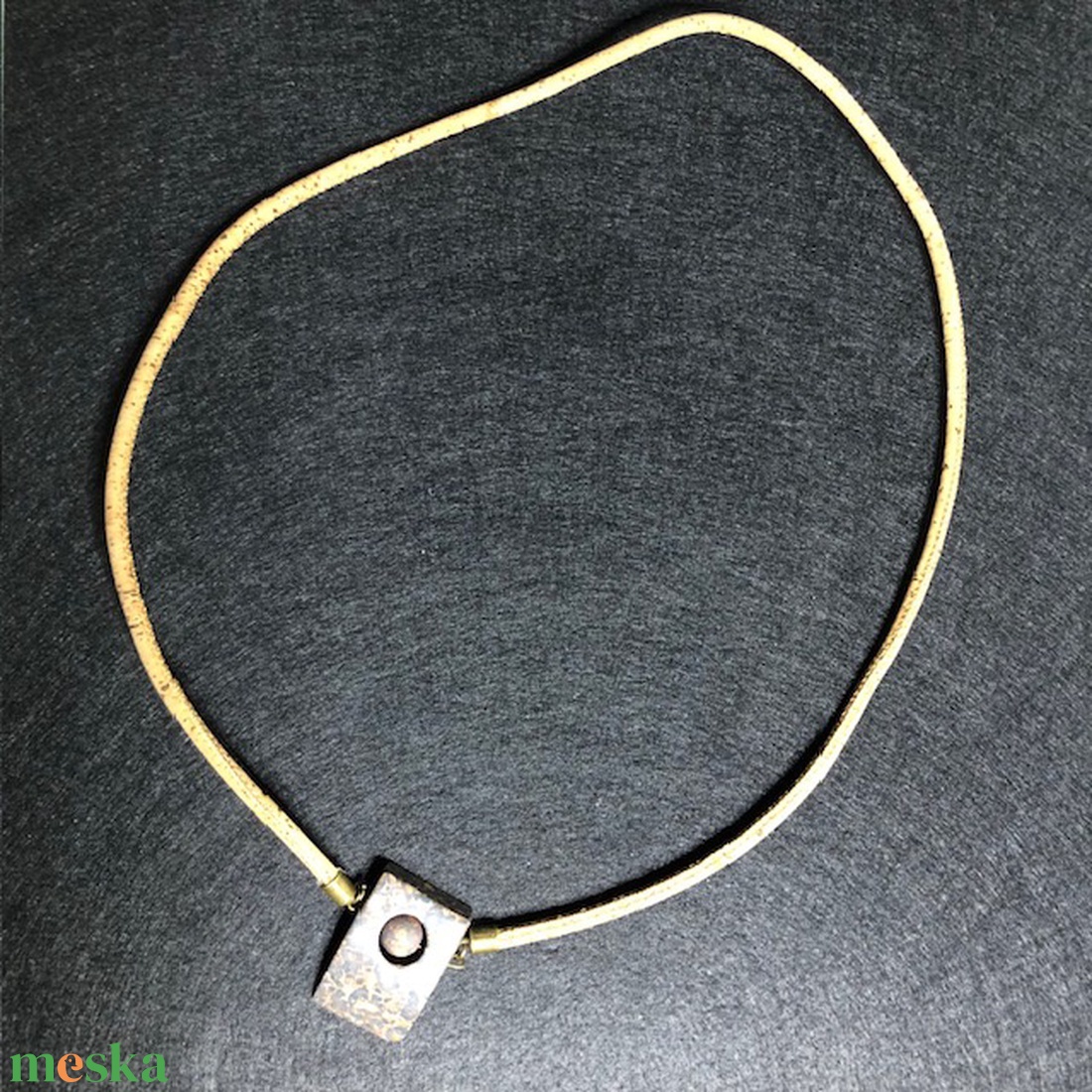 Vörös leopárd jáspis medál-golyóval, parafa zsinórral - ékszer - nyaklánc - hosszú nyaklánc - Meska.hu