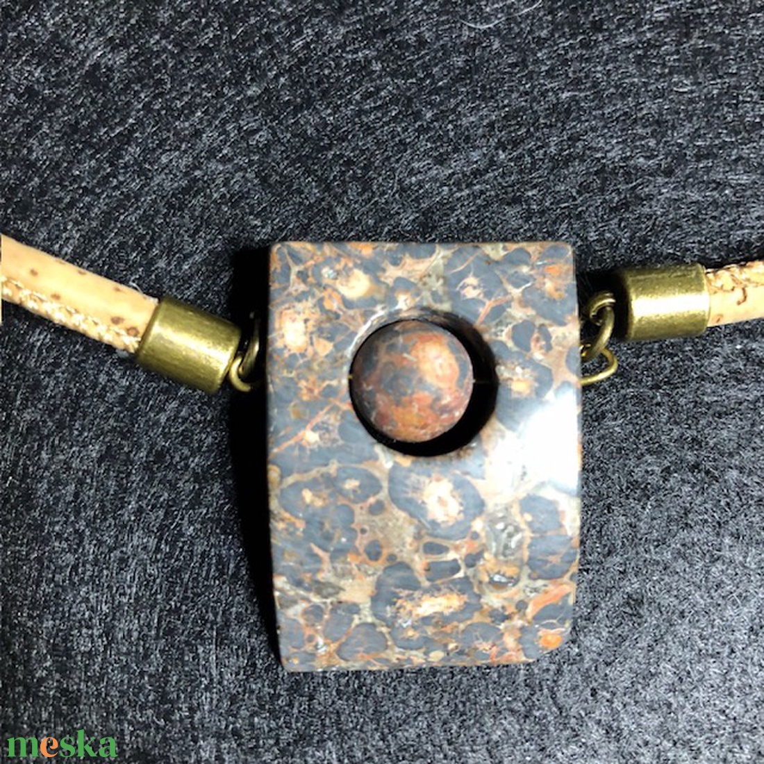 Vörös leopárd jáspis medál-golyóval, parafa zsinórral - ékszer - nyaklánc - hosszú nyaklánc - Meska.hu