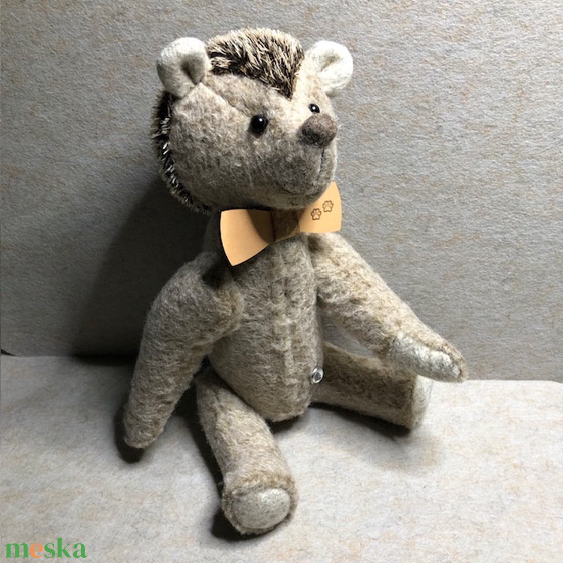 Süni-hordható bőrnyakkendővel - játék & sport - plüssállat & játékfigura - süni - Meska.hu