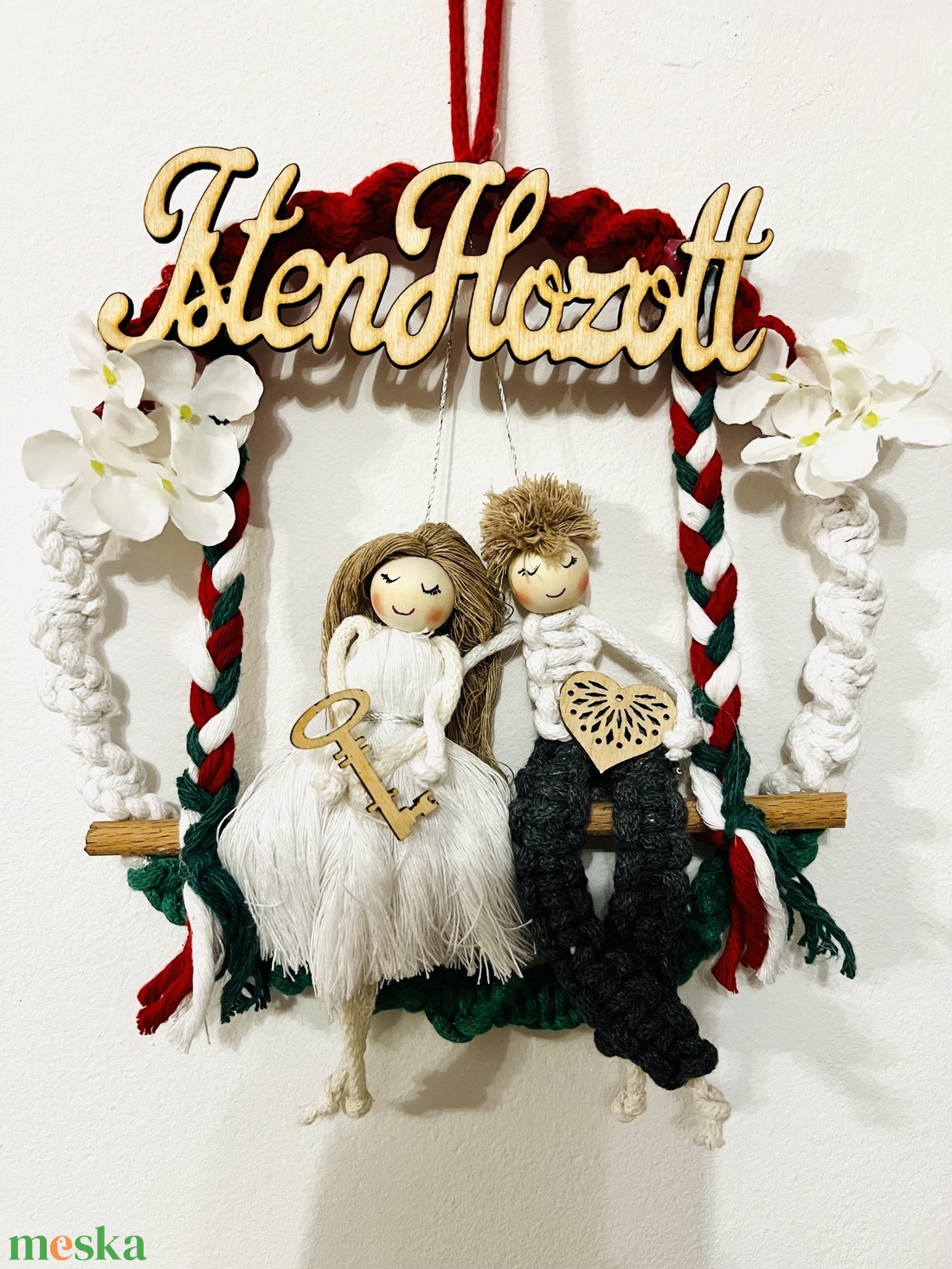 Magyar színekben készült makramé pár ajtódekoráció � Isten hozott kopogtató - otthon & életmód - dekoráció - fali és függő dekoráció - falra akasztható dekor - Meska.hu