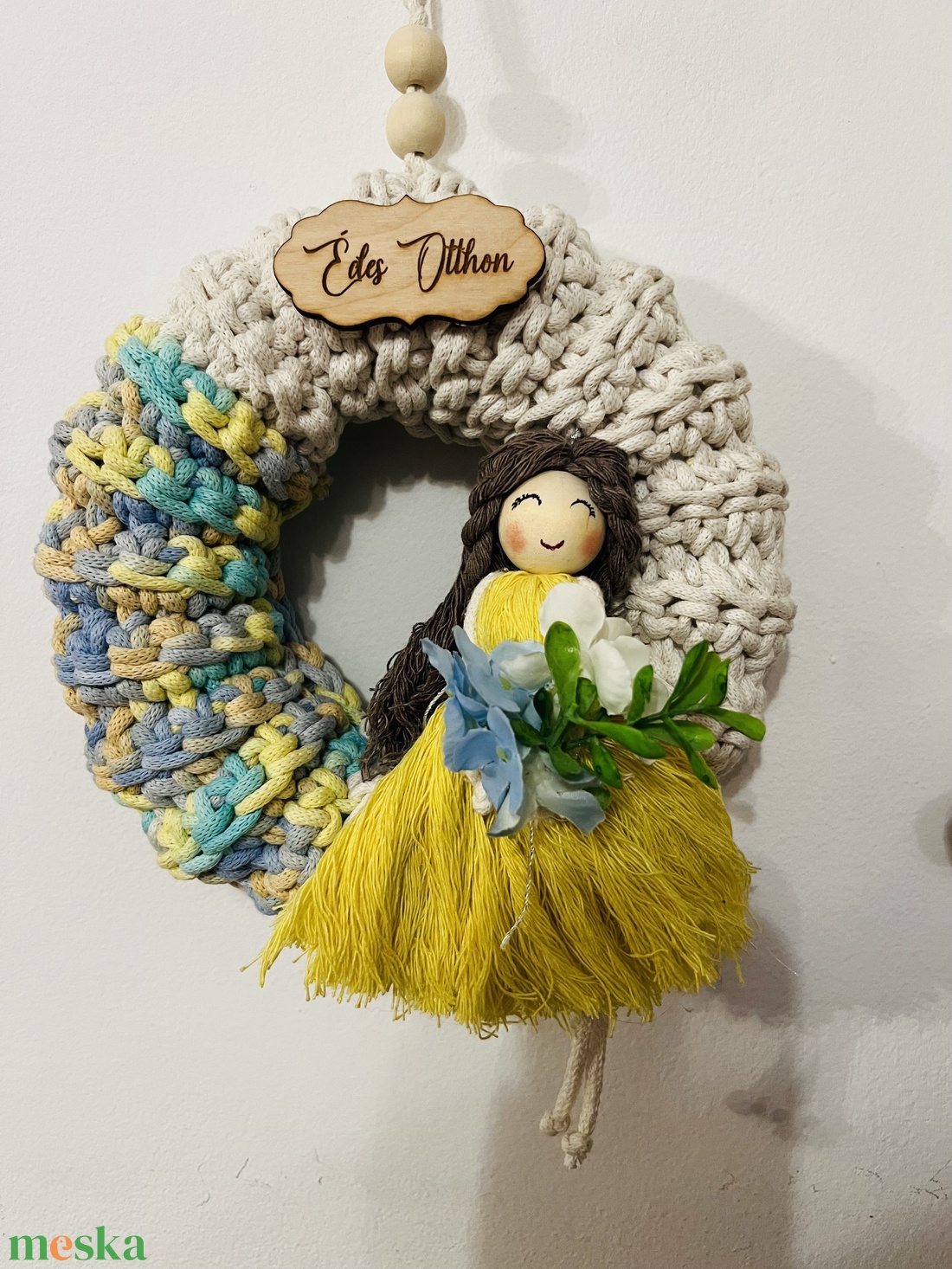 Tavaszi makramé baba ajtódekoráció virágcsokorral � kézzel készült üde tavaszi ajtódísz - otthon & életmód - dekoráció - fali és függő dekoráció - falra akasztható dekor - Meska.hu