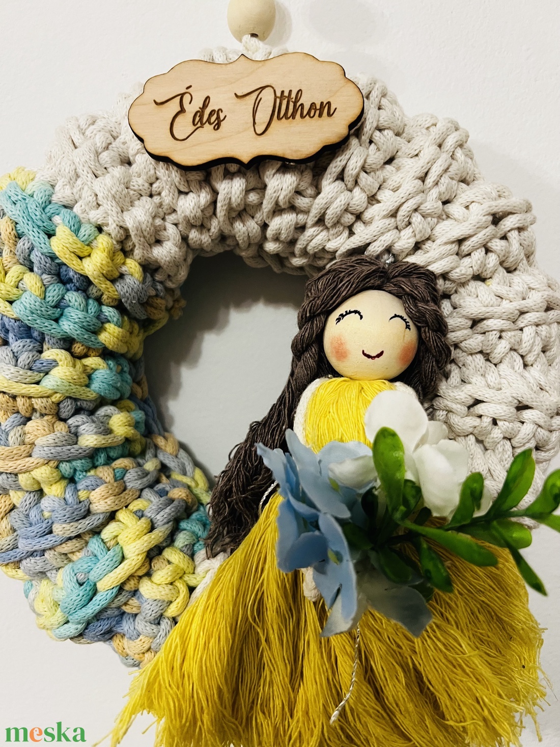 Tavaszi makramé baba ajtódekoráció virágcsokorral � kézzel készült üde tavaszi ajtódísz - otthon & életmód - dekoráció - fali és függő dekoráció - falra akasztható dekor - Meska.hu