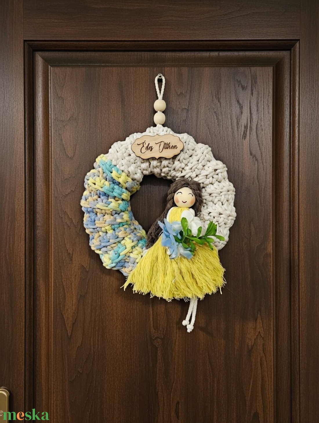 Tavaszi makramé baba ajtódekoráció virágcsokorral � kézzel készült üde tavaszi ajtódísz - otthon & életmód - dekoráció - fali és függő dekoráció - falra akasztható dekor - Meska.hu