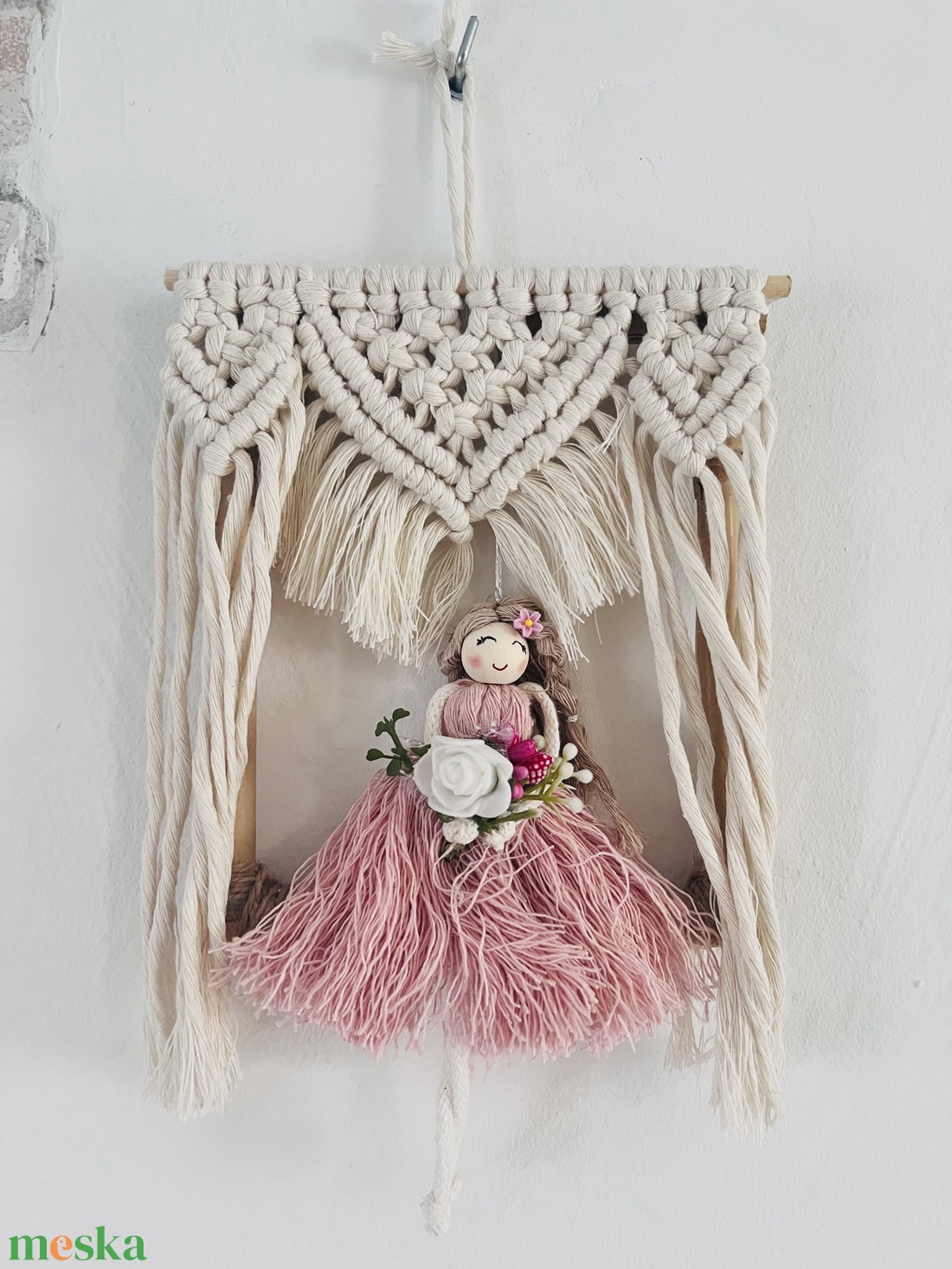 Makramé dekoráció :kislány az ablakban - otthon & életmód - dekoráció - kép & falikép - 3d képek - Meska.hu