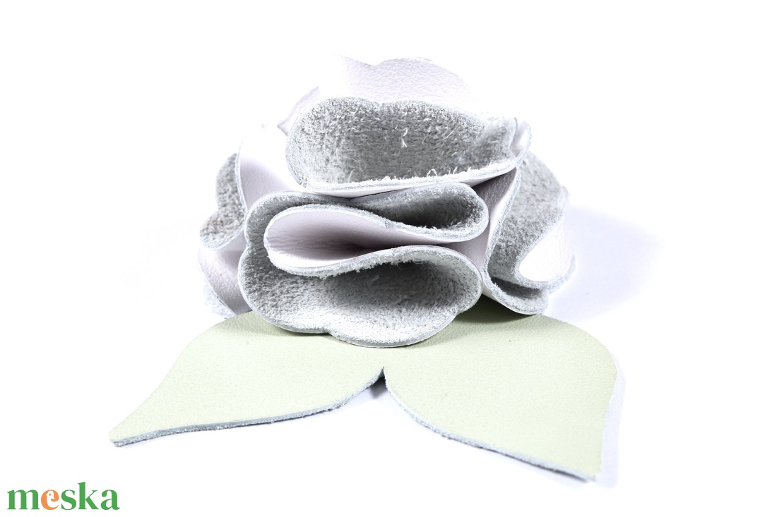 Rózsa kulcstartó bőrből (fehér+világos pasztell zöld) - táska & tok - kulcstartó & táskadísz - kulcstartó - Meska.hu