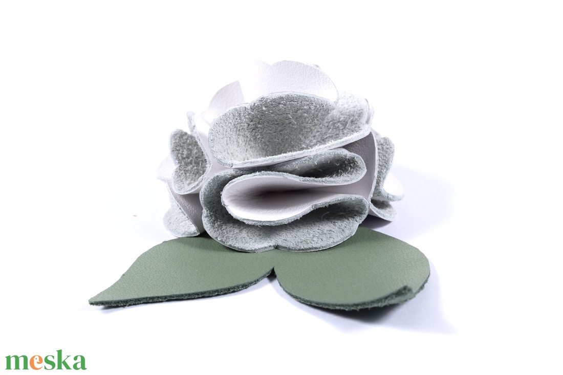 Rózsa kulcstartó bőrből (fehér+sötét pasztell zöld) - táska & tok - kulcstartó & táskadísz - kulcstartó - Meska.hu