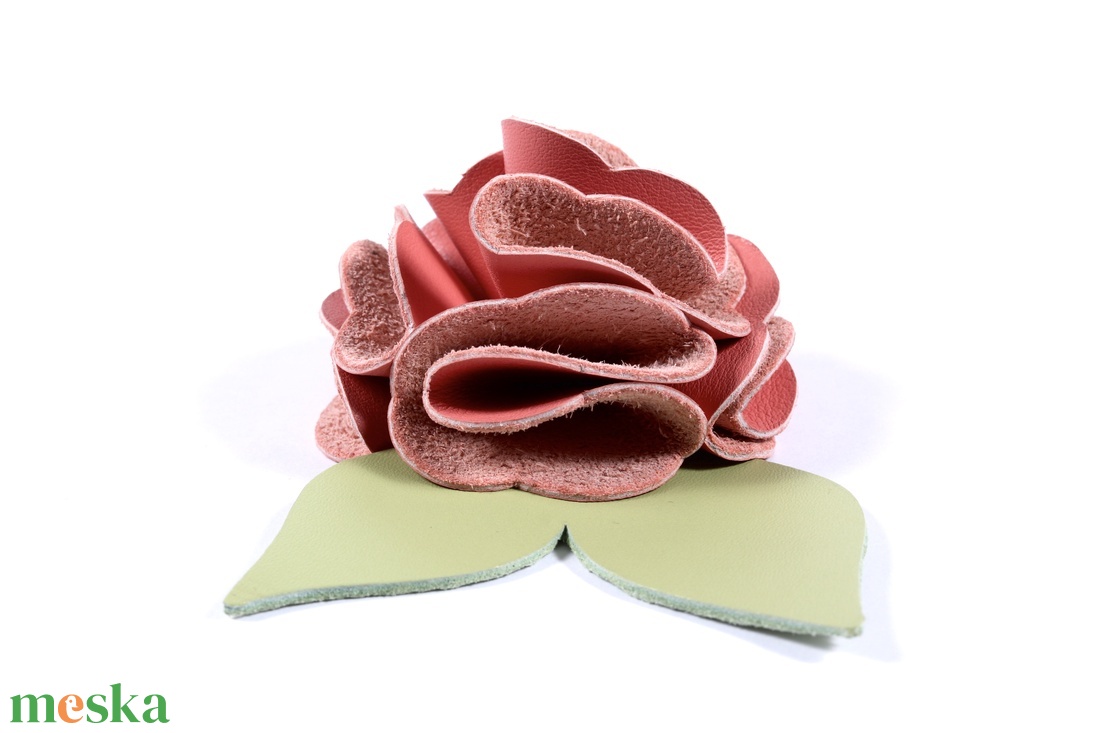 Rózsa kulcstartó bőrből (világos barack+fűzöld) - táska & tok - kulcstartó & táskadísz - kulcstartó - Meska.hu