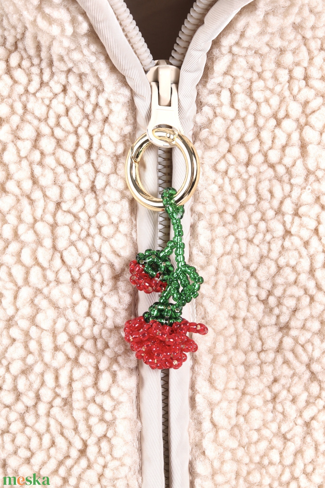 Rózsa táskadísz gyöngyből (piros+zöld) - táska & tok - kulcstartó & táskadísz - táskadísz - Meska.hu