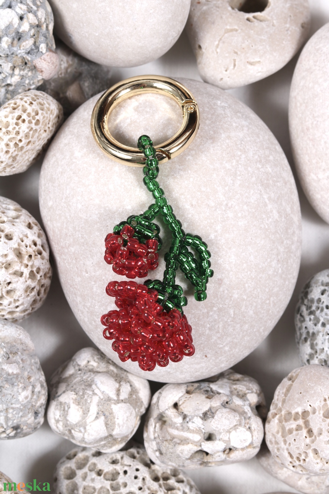 Rózsa táskadísz gyöngyből (piros+zöld) - táska & tok - kulcstartó & táskadísz - táskadísz - Meska.hu