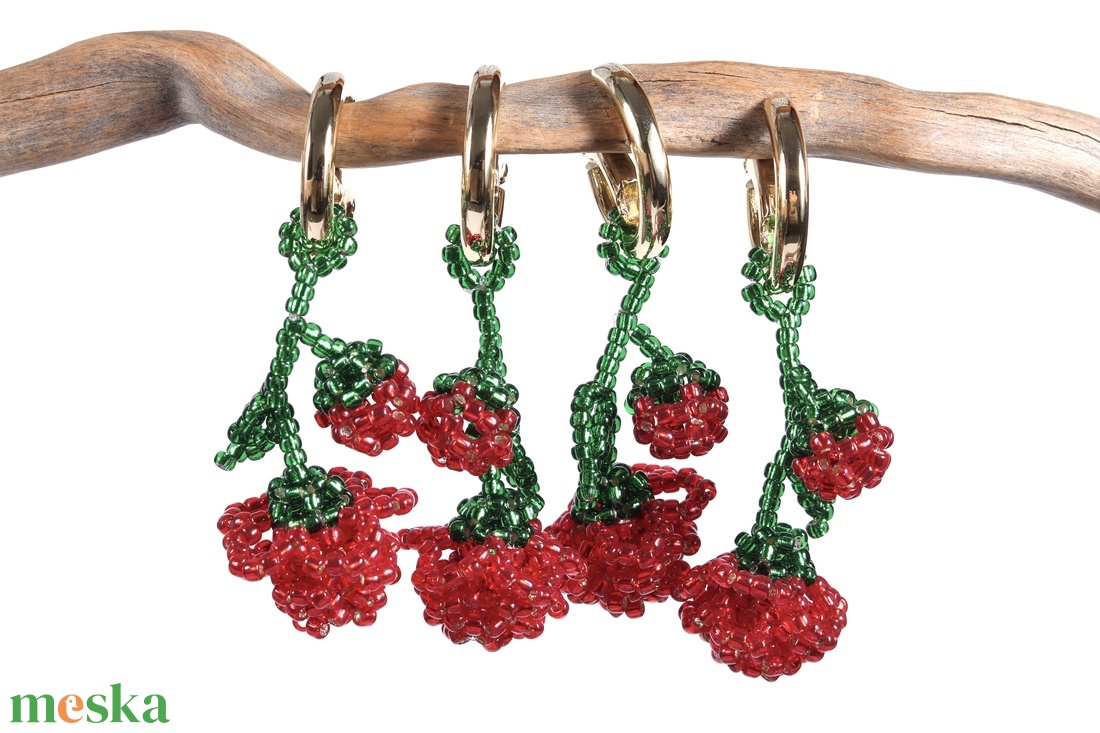 Rózsa táskadísz gyöngyből (piros+zöld) - táska & tok - kulcstartó & táskadísz - táskadísz - Meska.hu