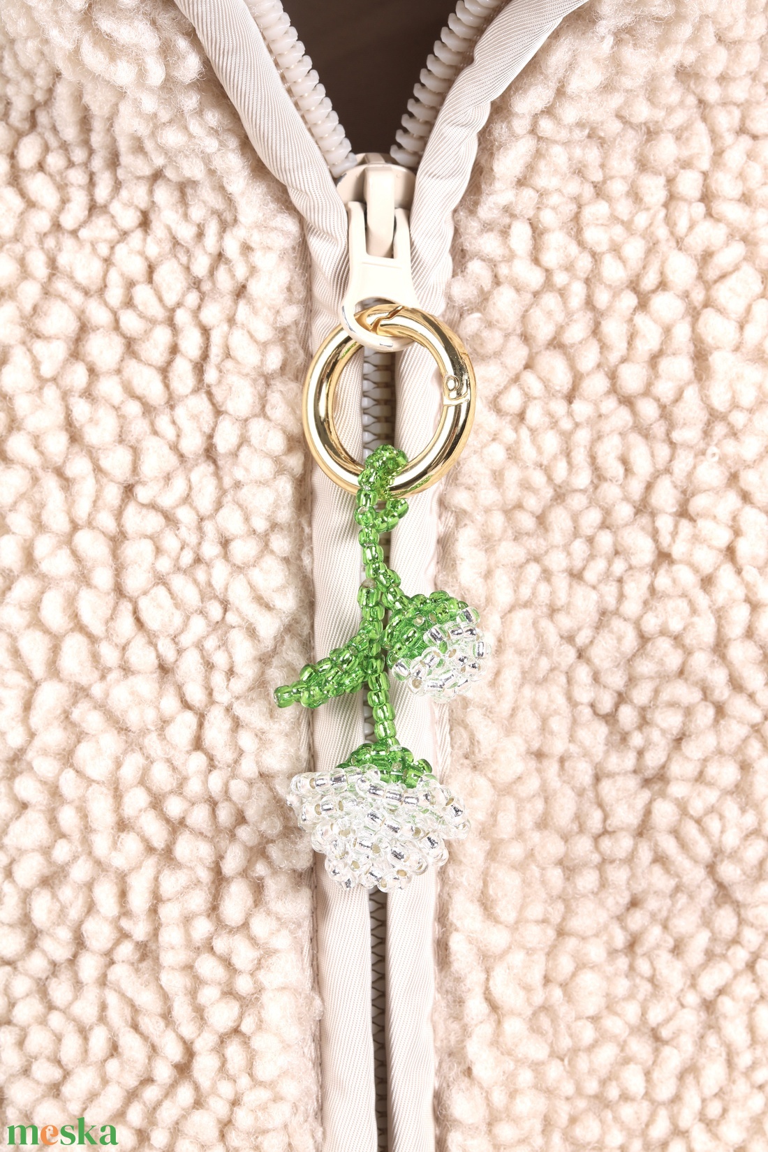 Rózsa táskadísz gyöngyből (átlátszó+fűzöld) - táska & tok - kulcstartó & táskadísz - táskadísz - Meska.hu