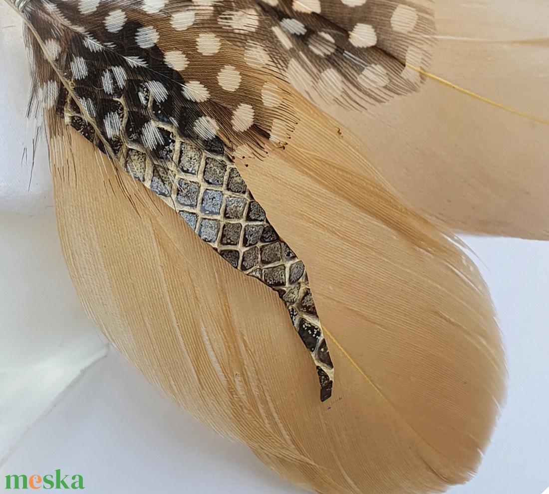 Drapp gyöngytyúk tollas női fülbevaló drapp kígyóbőrrel - ékszer - fülbevaló - lógó fülbevaló - Meska.hu Drapp gyöngytyúk tollas női fülbevaló drapp kígyóbőrrel - ékszer - fülbevaló - lógó fülbevaló - Meska.hu