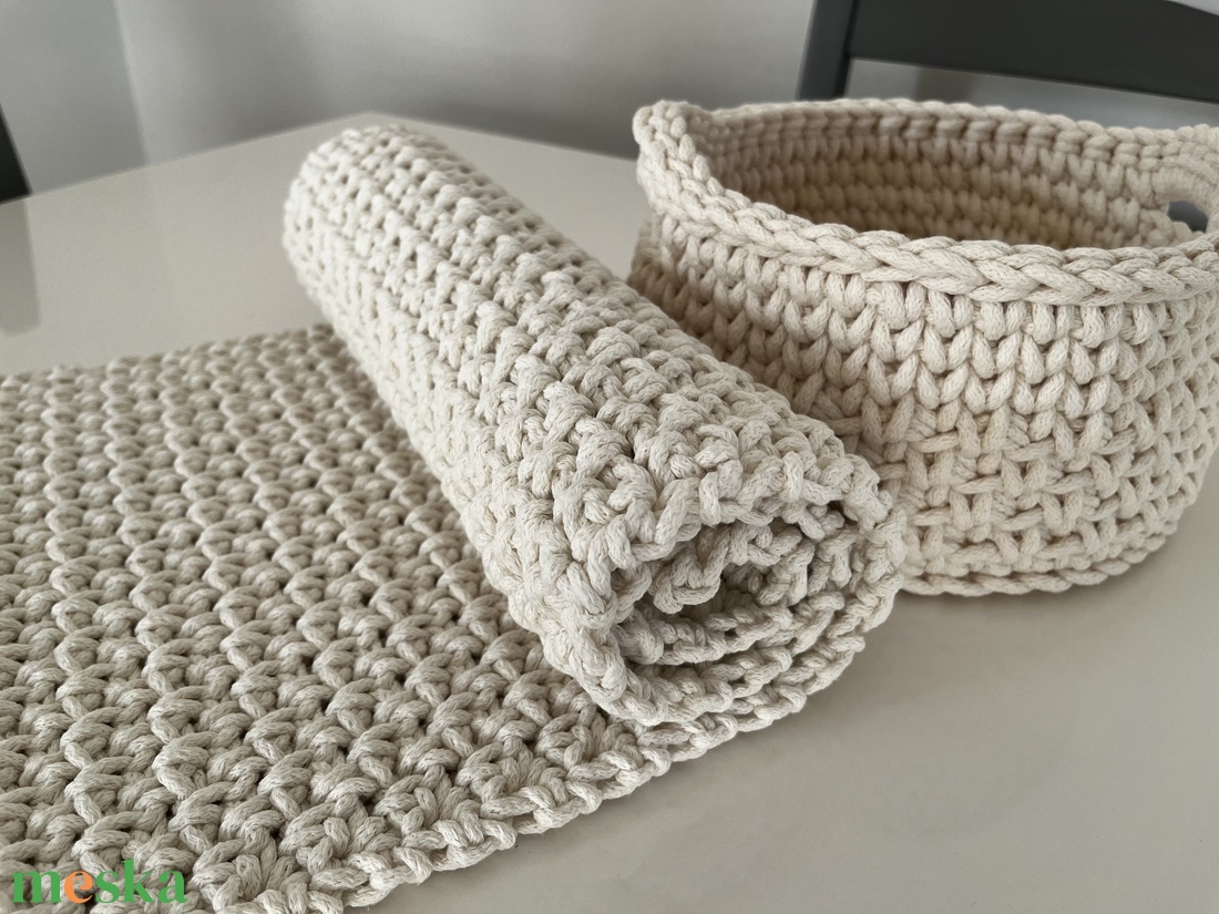 Horgolt kosár és asztali futó szett - otthon & életmód - dekoráció - asztal és polc dekoráció - dekorációs tál, tartó - Meska.hu