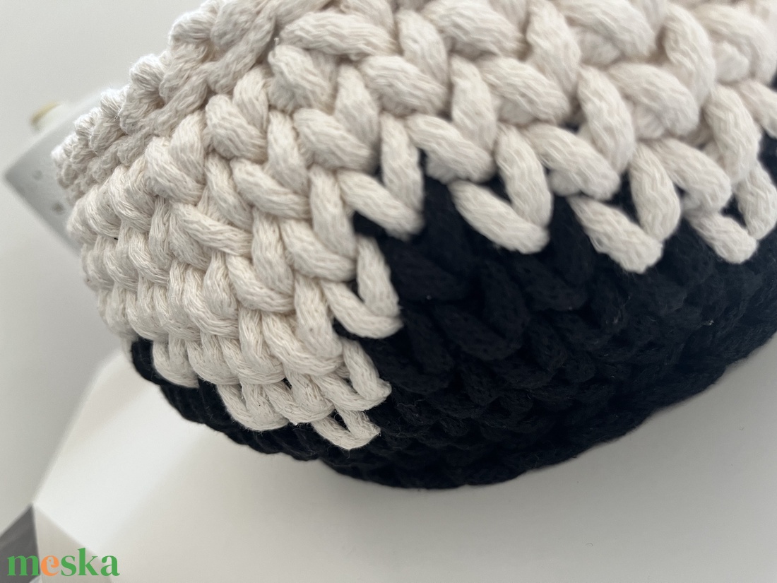 Kosár öblös alakú fekete-fehér - otthon & életmód - dekoráció - asztal és polc dekoráció - dekorációs tál, tartó - Meska.hu