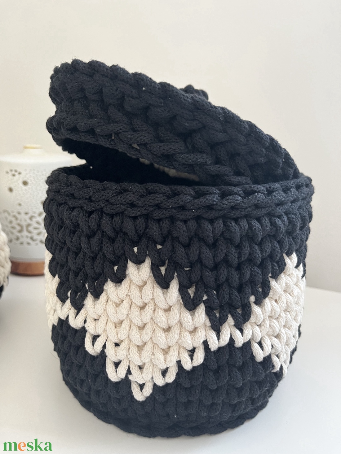 Fekete-fehér horgolt kosár tetővel - otthon & életmód - dekoráció - asztal és polc dekoráció - dekorációs tál, tartó - Meska.hu