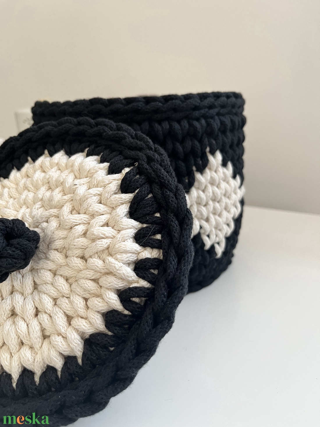 Fekete-fehér horgolt kosár tetővel - otthon & életmód - dekoráció - asztal és polc dekoráció - dekorációs tál, tartó - Meska.hu
