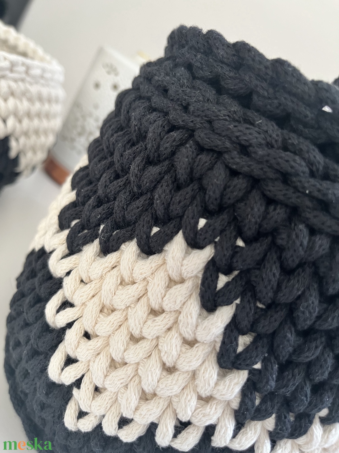 Fekete-fehér horgolt kosár tetővel - otthon & életmód - dekoráció - asztal és polc dekoráció - dekorációs tál, tartó - Meska.hu