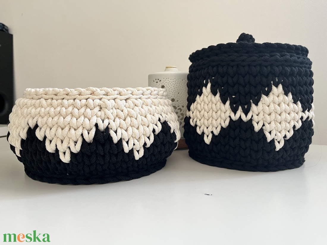 Fekete-fehér horgolt kosár tetővel - otthon & életmód - dekoráció - asztal és polc dekoráció - dekorációs tál, tartó - Meska.hu