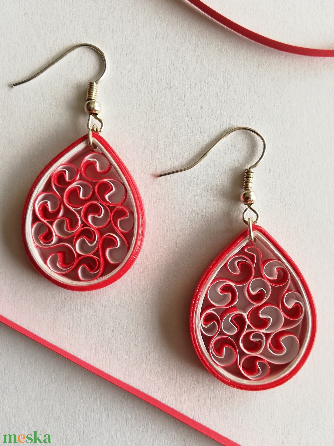 Quilling technikával készült piros fülbevaló - ékszer - fülbevaló - lógó csepp fülbevaló - Meska.hu Quilling technikával készült piros fülbevaló - ékszer - fülbevaló - lógó csepp fülbevaló - Meska.hu