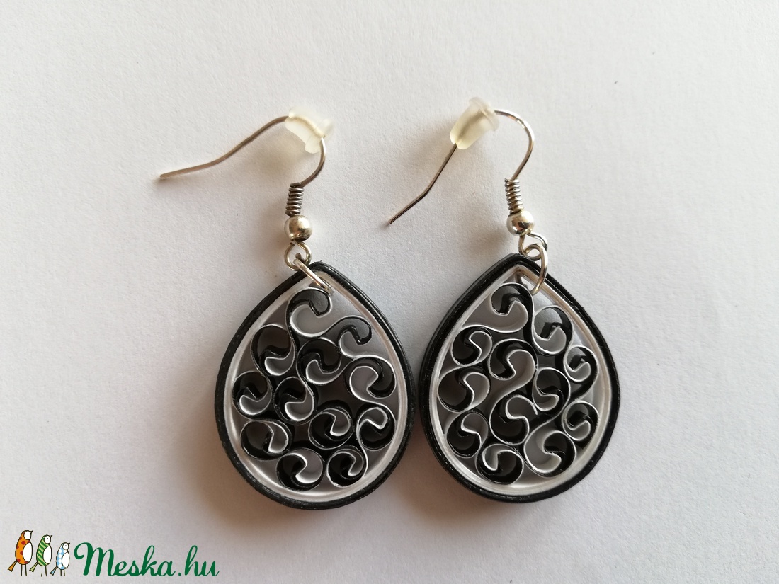 Elegáns vidámság - quilling technikával készült fülbevaló - ékszer - fülbevaló - lógó csepp fülbevaló - Meska.hu Elegáns vidámság - quilling technikával készült fülbevaló - ékszer - fülbevaló - lógó csepp fülbevaló - Meska.hu