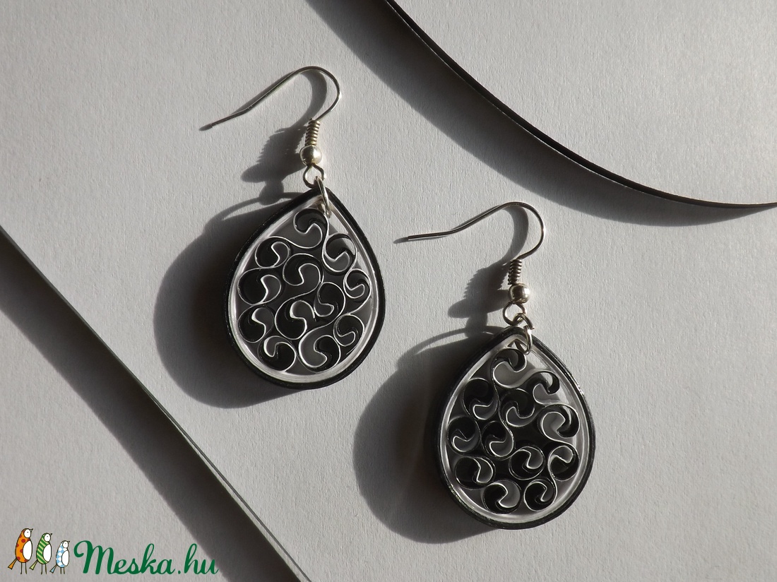 Elegáns vidámság - quilling technikával készült fülbevaló - ékszer - fülbevaló - lógó csepp fülbevaló - Meska.hu Elegáns vidámság - quilling technikával készült fülbevaló - ékszer - fülbevaló - lógó csepp fülbevaló - Meska.hu
