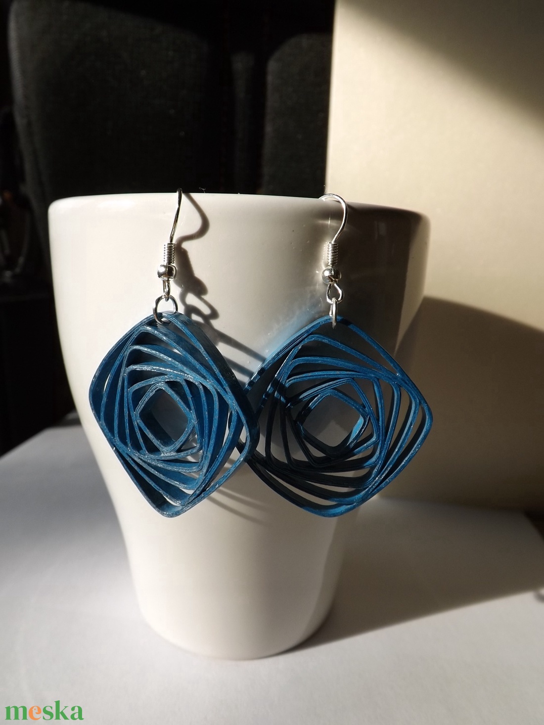 Kék négyzetek örvénye - quilling technikával készült fülbevaló - ékszer - fülbevaló - lógó fülbevaló - Meska.hu Kék négyzetek örvénye - quilling technikával készült fülbevaló - ékszer - fülbevaló - lógó fülbevaló - Meska.hu