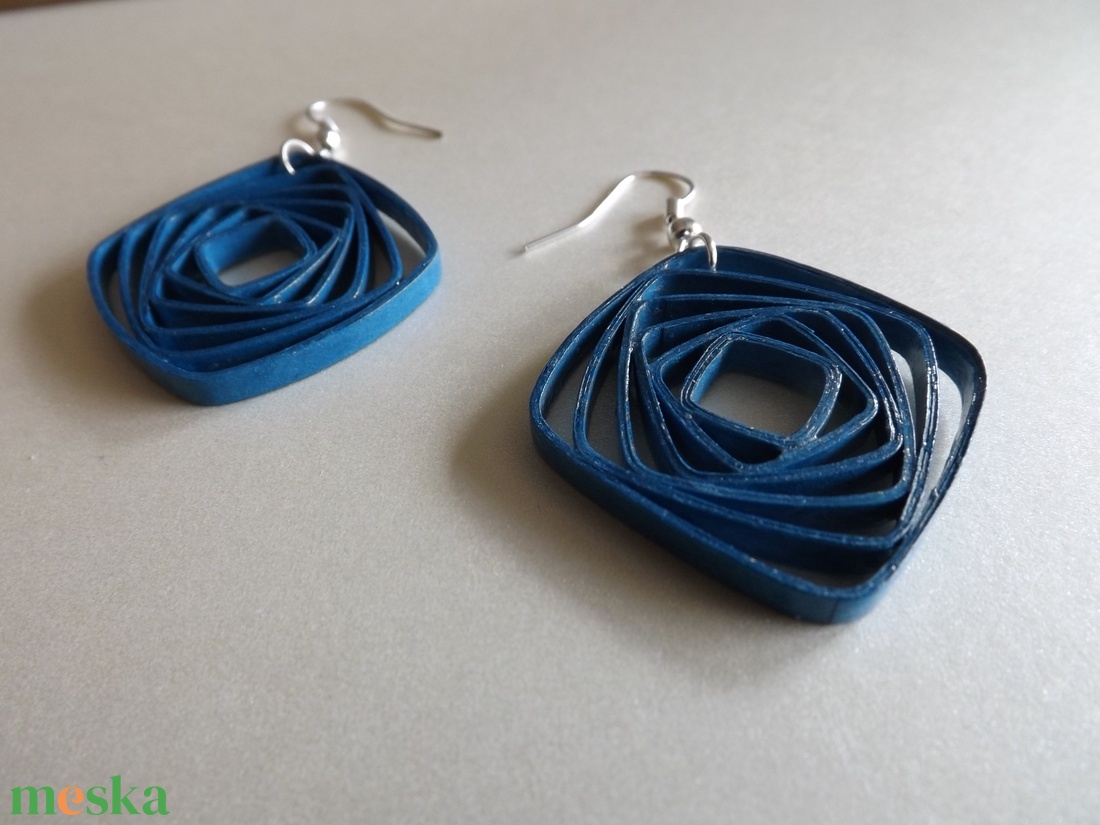 Kék négyzetek örvénye - quilling technikával készült fülbevaló - ékszer - fülbevaló - lógó fülbevaló - Meska.hu Kék négyzetek örvénye - quilling technikával készült fülbevaló - ékszer - fülbevaló - lógó fülbevaló - Meska.hu