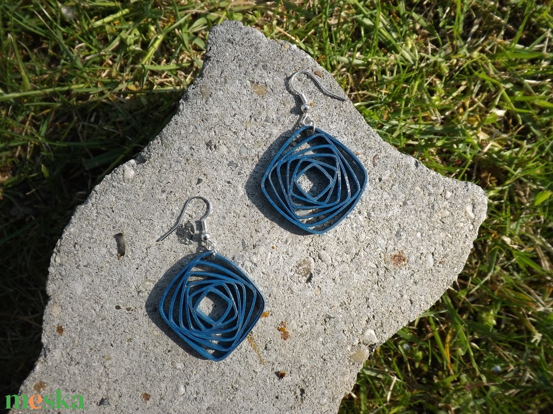 Kék négyzetek örvénye - quilling technikával készült fülbevaló - ékszer - fülbevaló - lógó fülbevaló - Meska.hu Kék négyzetek örvénye - quilling technikával készült fülbevaló - ékszer - fülbevaló - lógó fülbevaló - Meska.hu