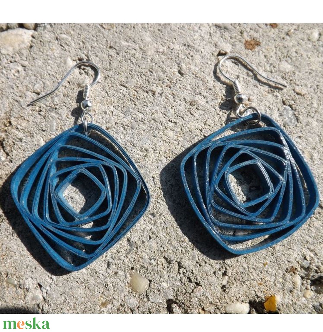 Kék négyzetek örvénye - quilling technikával készült fülbevaló - ékszer - fülbevaló - lógó fülbevaló - Meska.hu Kék négyzetek örvénye - quilling technikával készült fülbevaló - ékszer - fülbevaló - lógó fülbevaló - Meska.hu