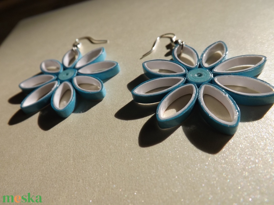Kék-fehér virág - quilling technikával készült fülbevaló - ékszer - fülbevaló - lógó fülbevaló - Meska.hu Kék-fehér virág - quilling technikával készült fülbevaló - ékszer - fülbevaló - lógó fülbevaló - Meska.hu