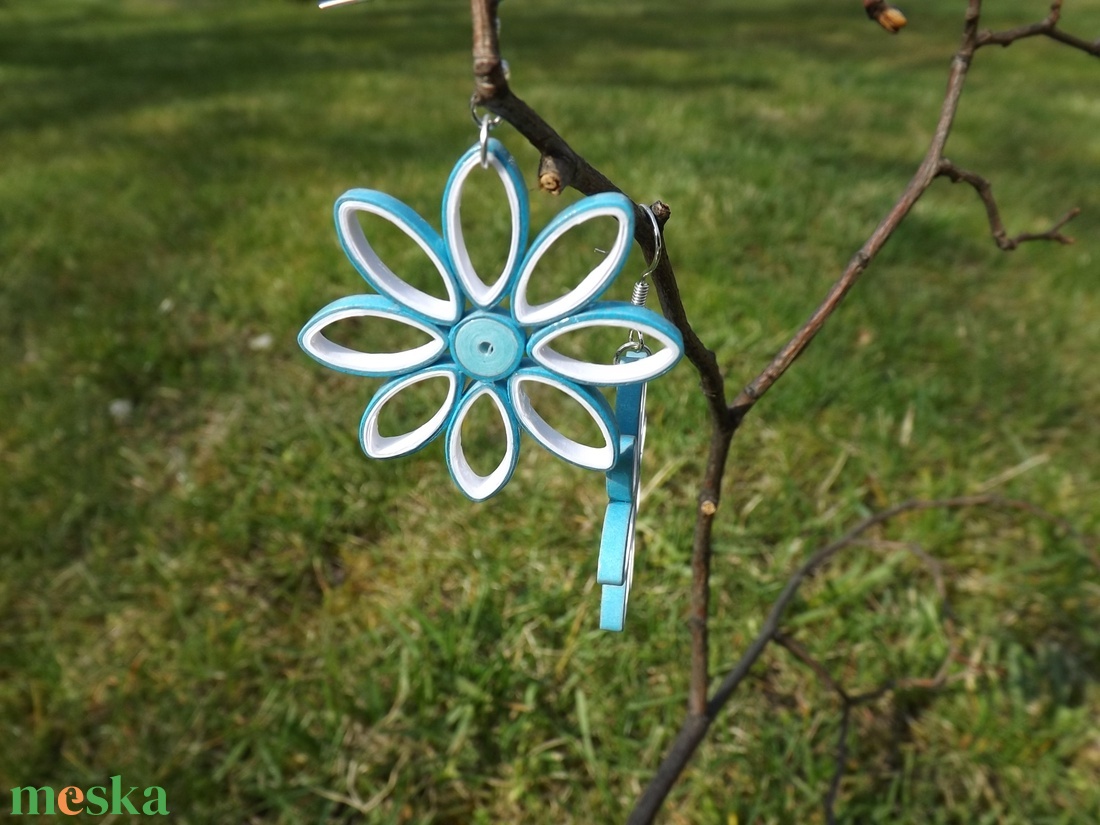 Kék-fehér virág - quilling technikával készült fülbevaló - ékszer - fülbevaló - lógó fülbevaló - Meska.hu Kék-fehér virág - quilling technikával készült fülbevaló - ékszer - fülbevaló - lógó fülbevaló - Meska.hu