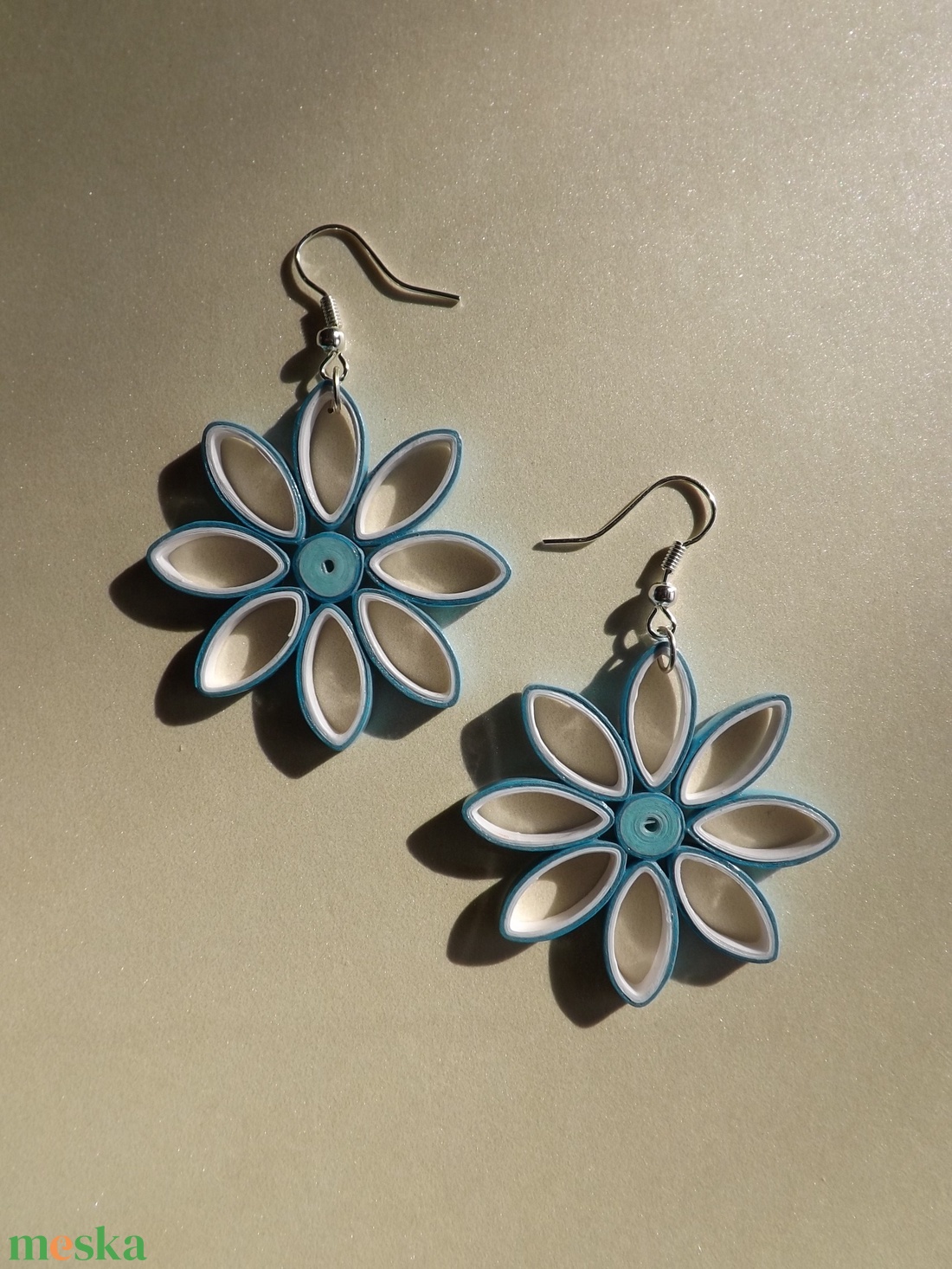 Kék-fehér virág - quilling technikával készült fülbevaló - ékszer - fülbevaló - lógó fülbevaló - Meska.hu Kék-fehér virág - quilling technikával készült fülbevaló - ékszer - fülbevaló - lógó fülbevaló - Meska.hu
