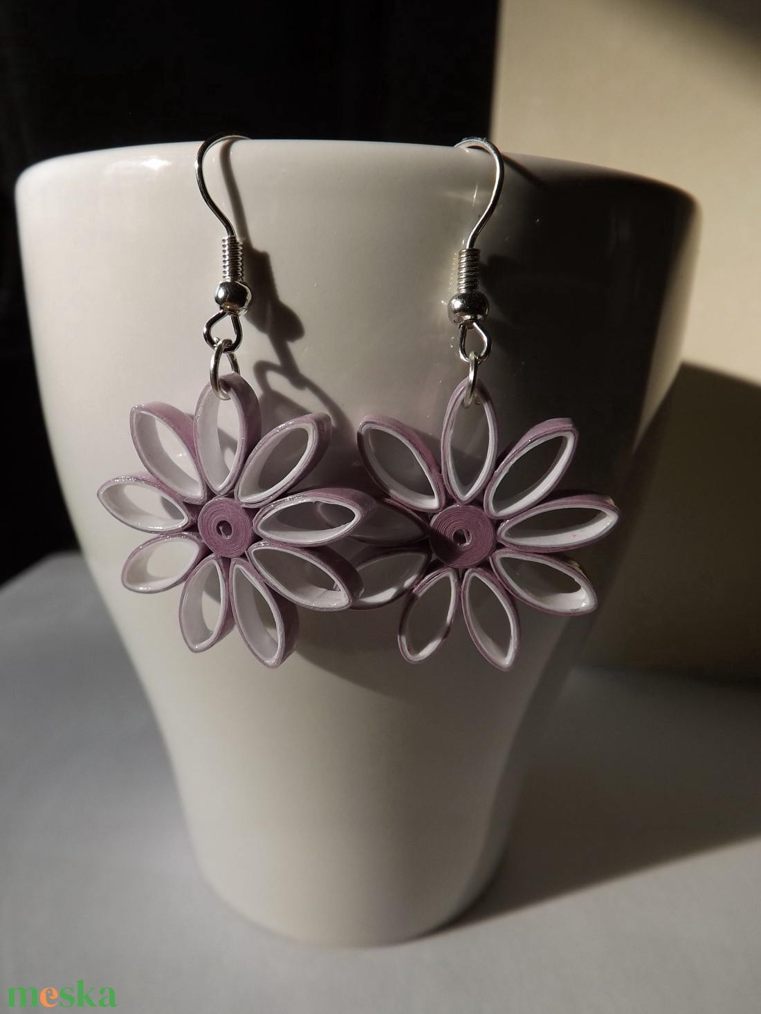 Lila-fehér virág - quilling technikával készült fülbevaló - ékszer - fülbevaló - lógó fülbevaló - Meska.hu Lila-fehér virág - quilling technikával készült fülbevaló - ékszer - fülbevaló - lógó fülbevaló - Meska.hu
