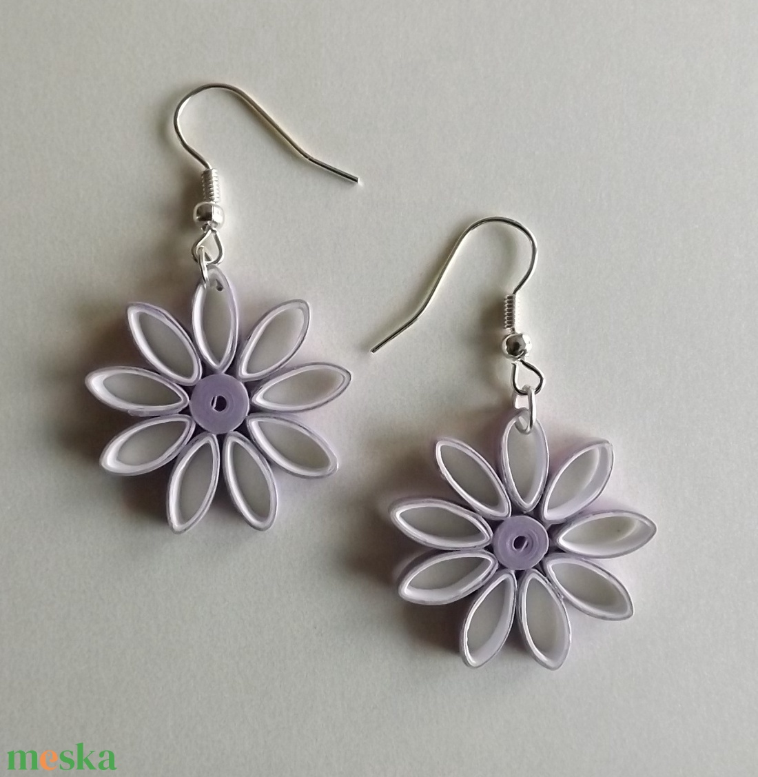 Lila-fehér virág - quilling technikával készült fülbevaló - ékszer - fülbevaló - lógó fülbevaló - Meska.hu Lila-fehér virág - quilling technikával készült fülbevaló - ékszer - fülbevaló - lógó fülbevaló - Meska.hu