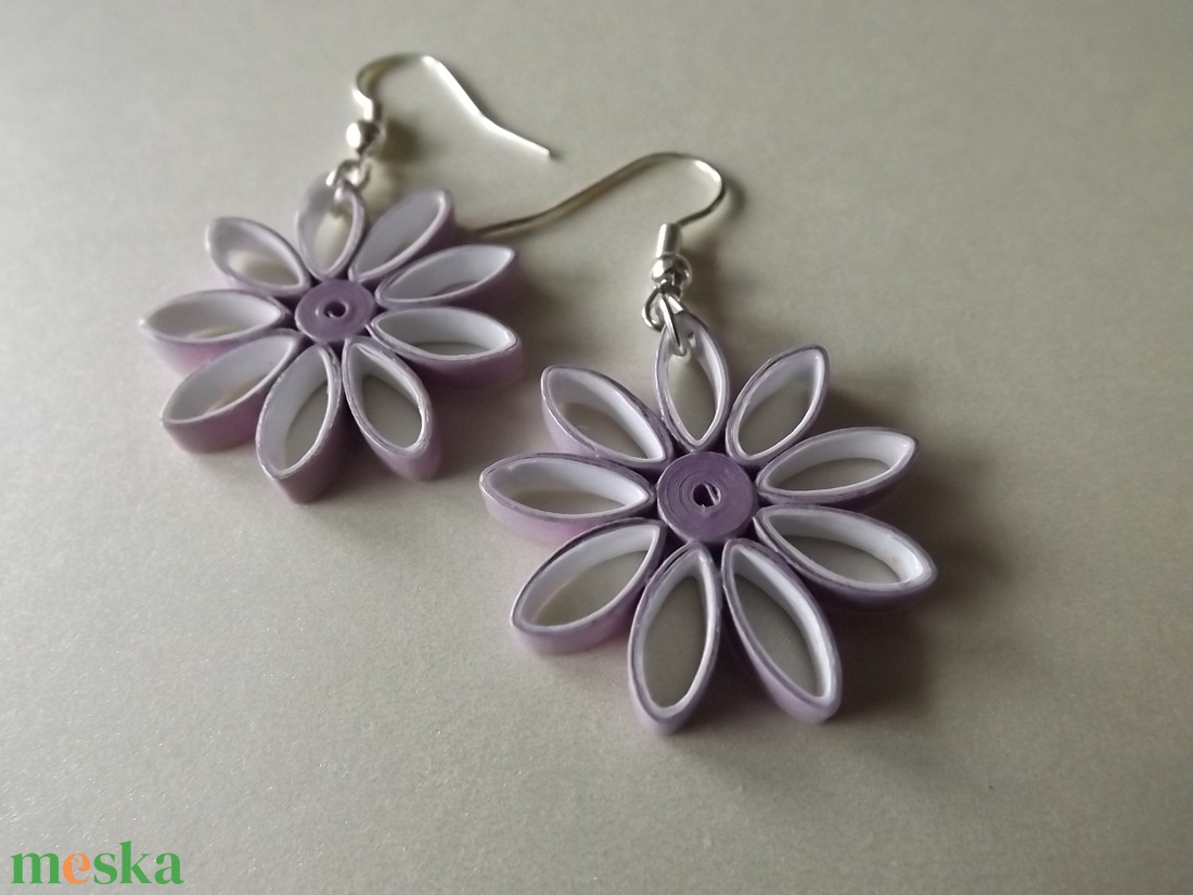 Lila-fehér virág - quilling technikával készült fülbevaló - ékszer - fülbevaló - lógó fülbevaló - Meska.hu Lila-fehér virág - quilling technikával készült fülbevaló - ékszer - fülbevaló - lógó fülbevaló - Meska.hu